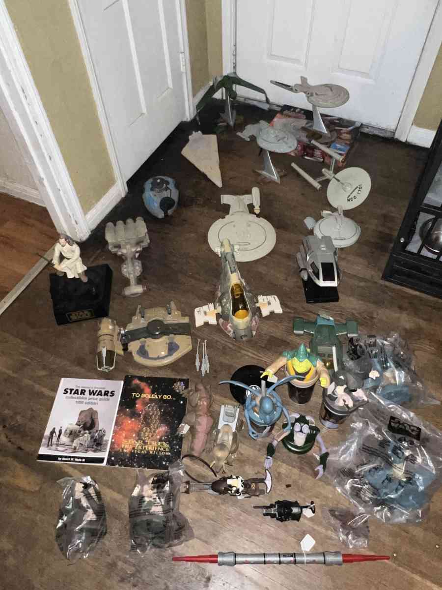 Assorted Star Trek and Star Wars items