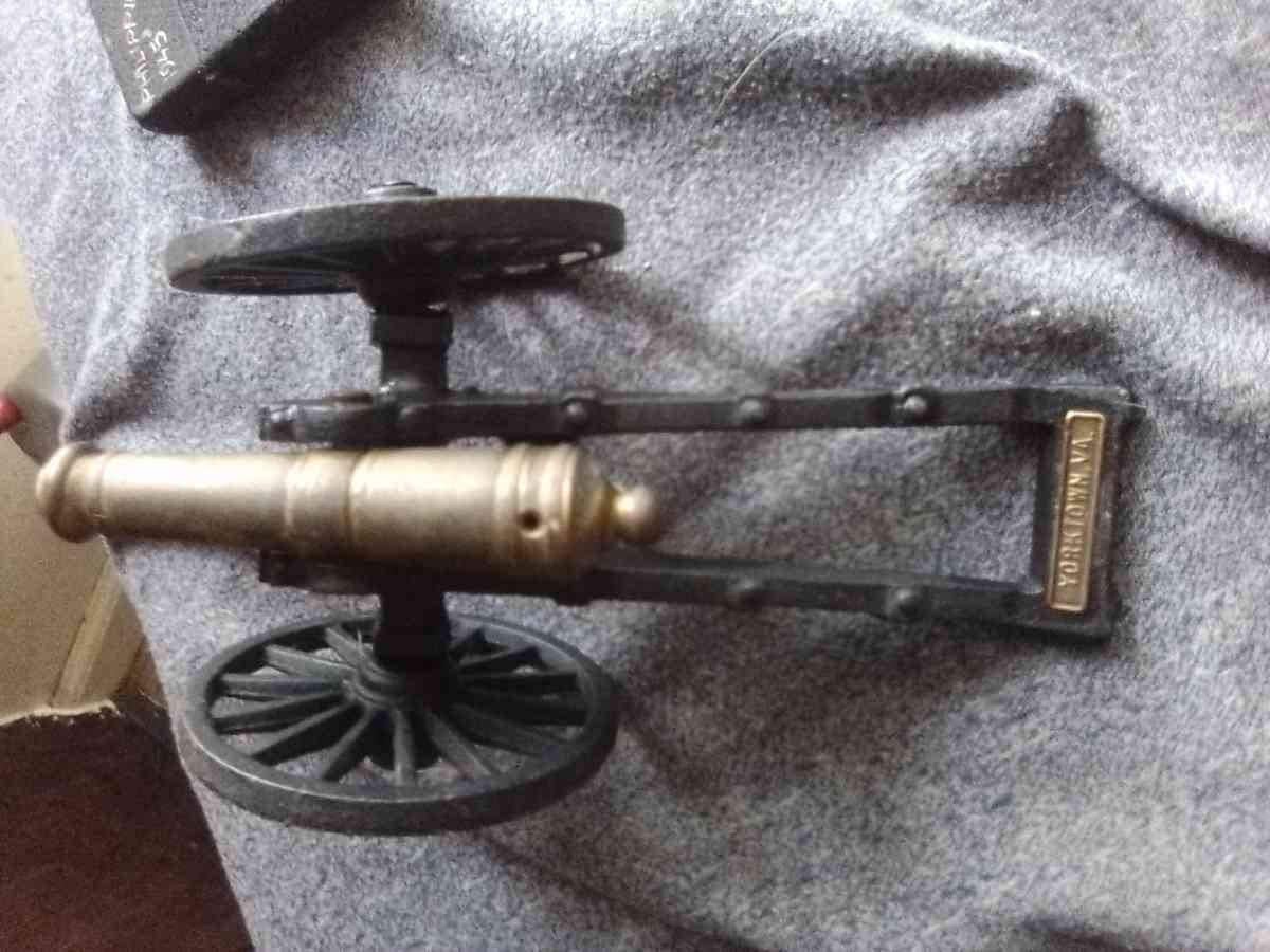 VINTAGE MFCO BRASS FIELD CANNON YORKTOWN VA FIGURINE