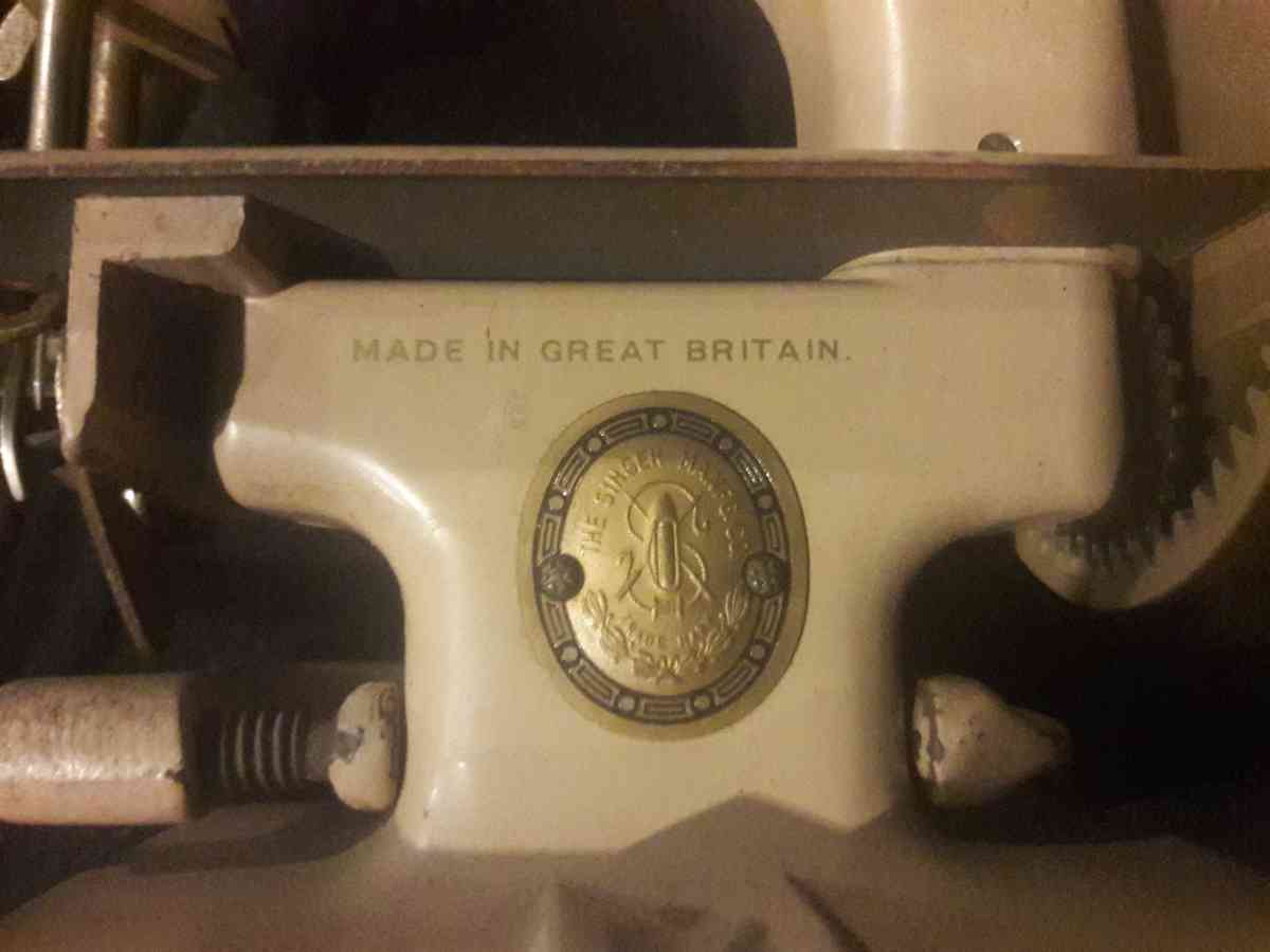 Singer 1950s handheld sew machine