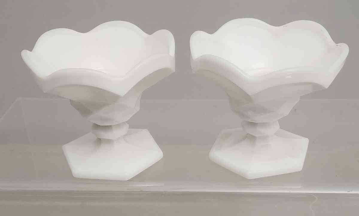 LE SMITH old dominion milk Glass candle holder pair