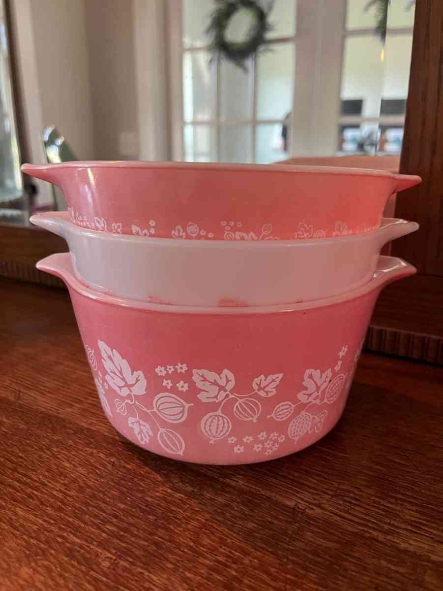 pink Pyrex mixing bowls