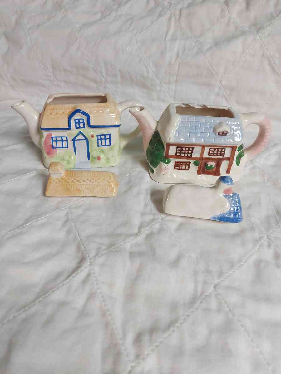 2 collectible creamers