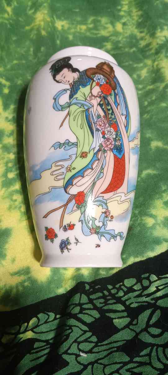 Vintage Japanese Geisha vase made by artmart