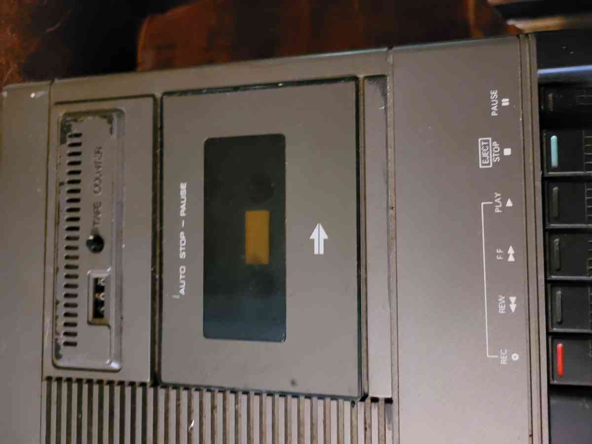 Vintage Liberty 1983 SN500A Portable TV Radio Tape Player