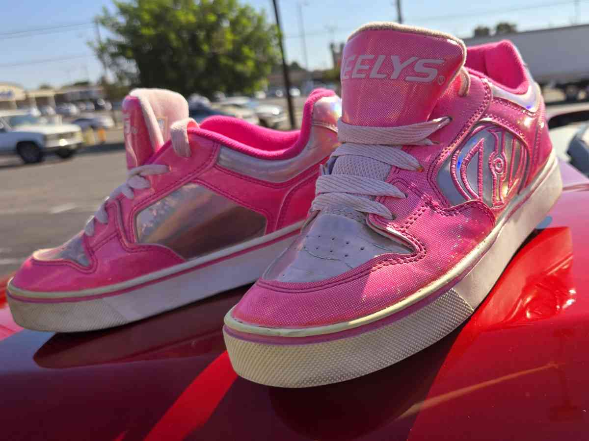 Pink Heelys Youth Tennis Shoes Size 6