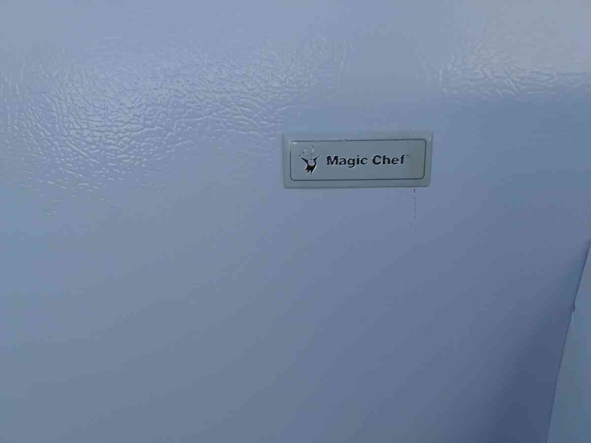 Magic Chef Refrigerator and Freezer Apartment Size Like New