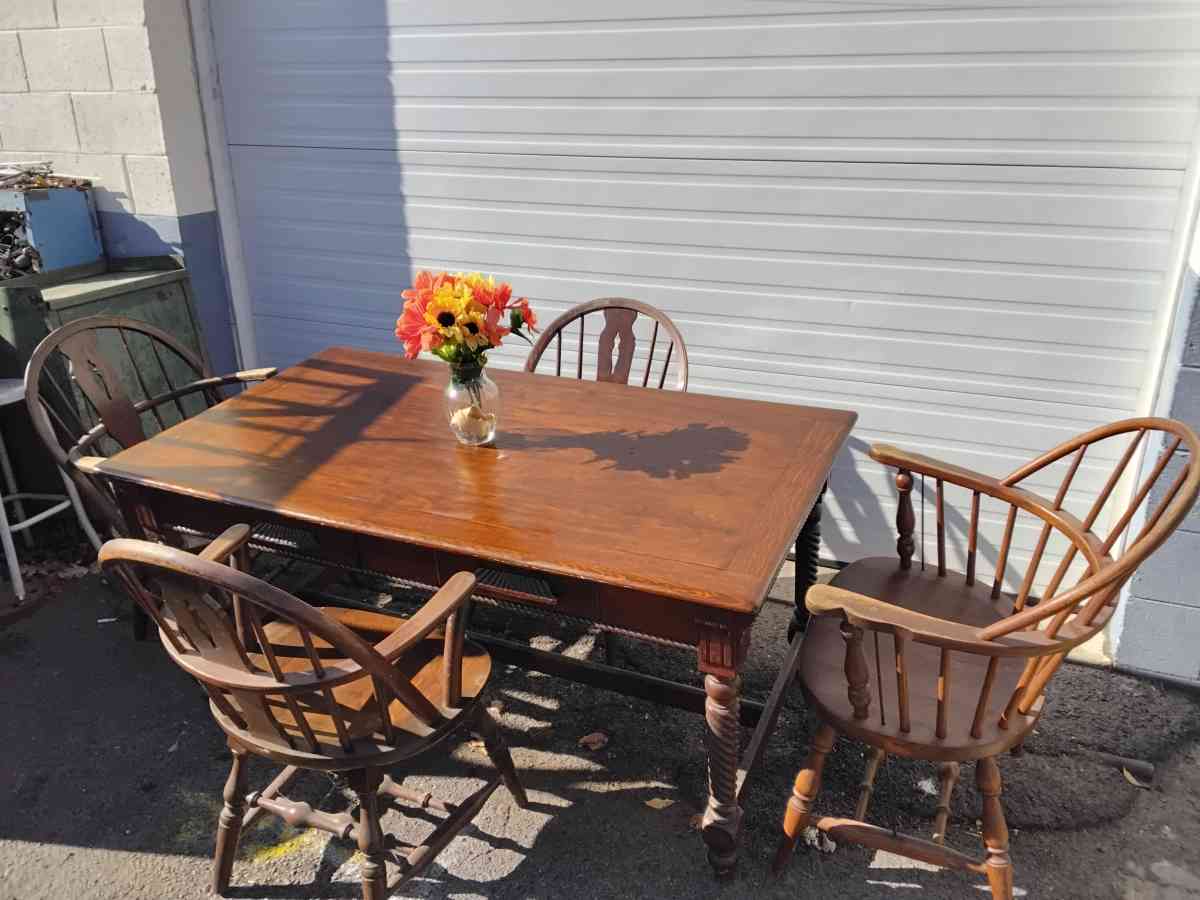 Well Made Wooden Dining Room Table with Chairs Like New