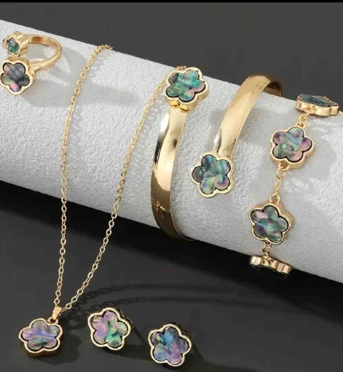 Elegant 4 Piece Pendant