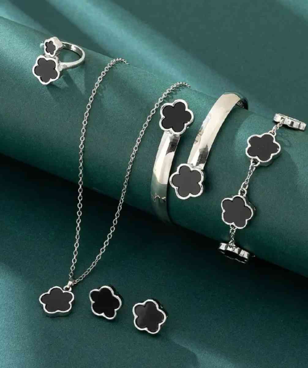 Elegant 4 Piece Pendant