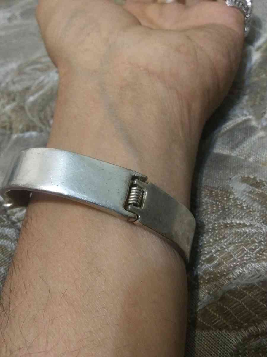 cuff style with spring