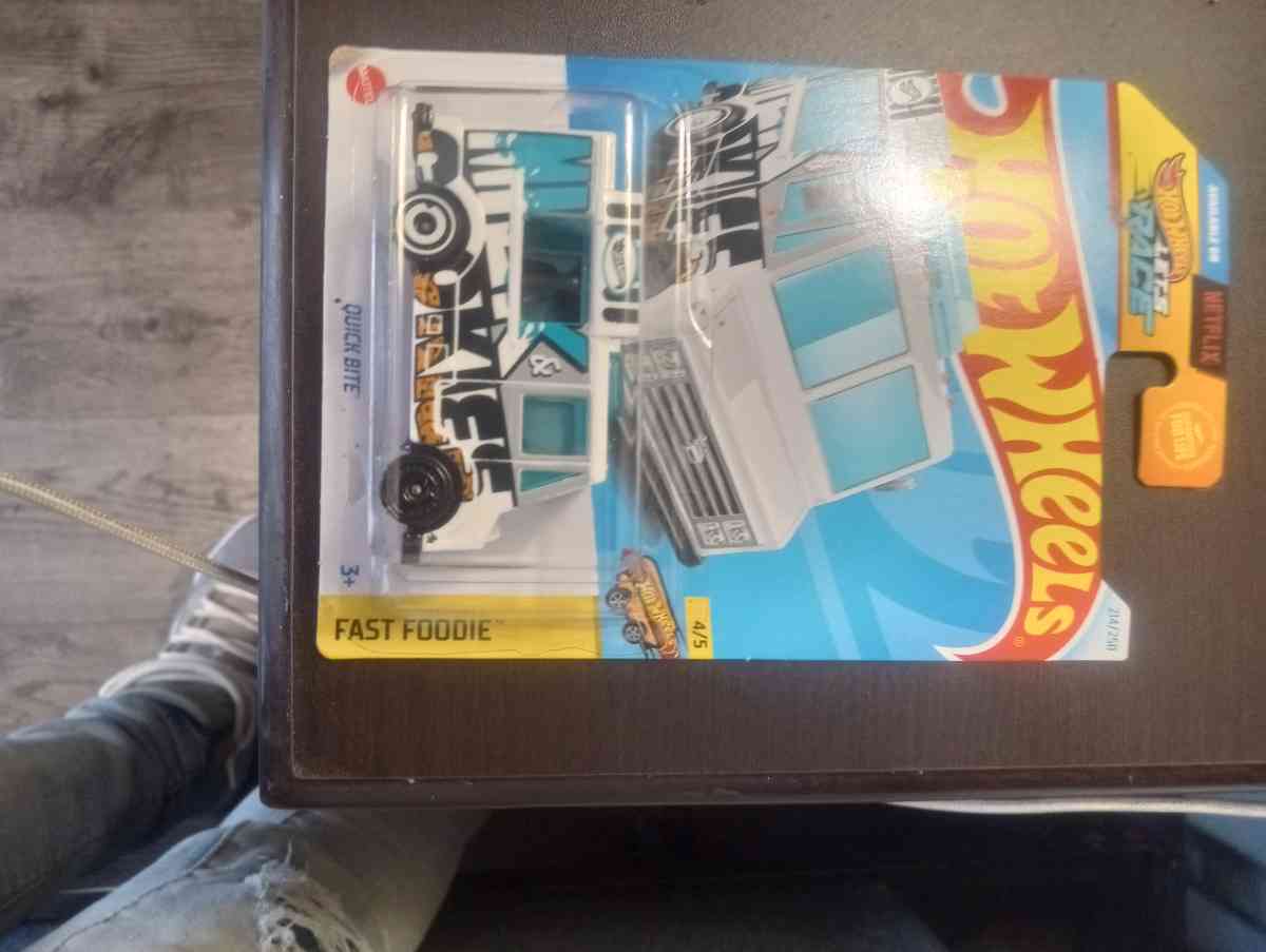 Hot Wheels Milk n Cookies quick bite