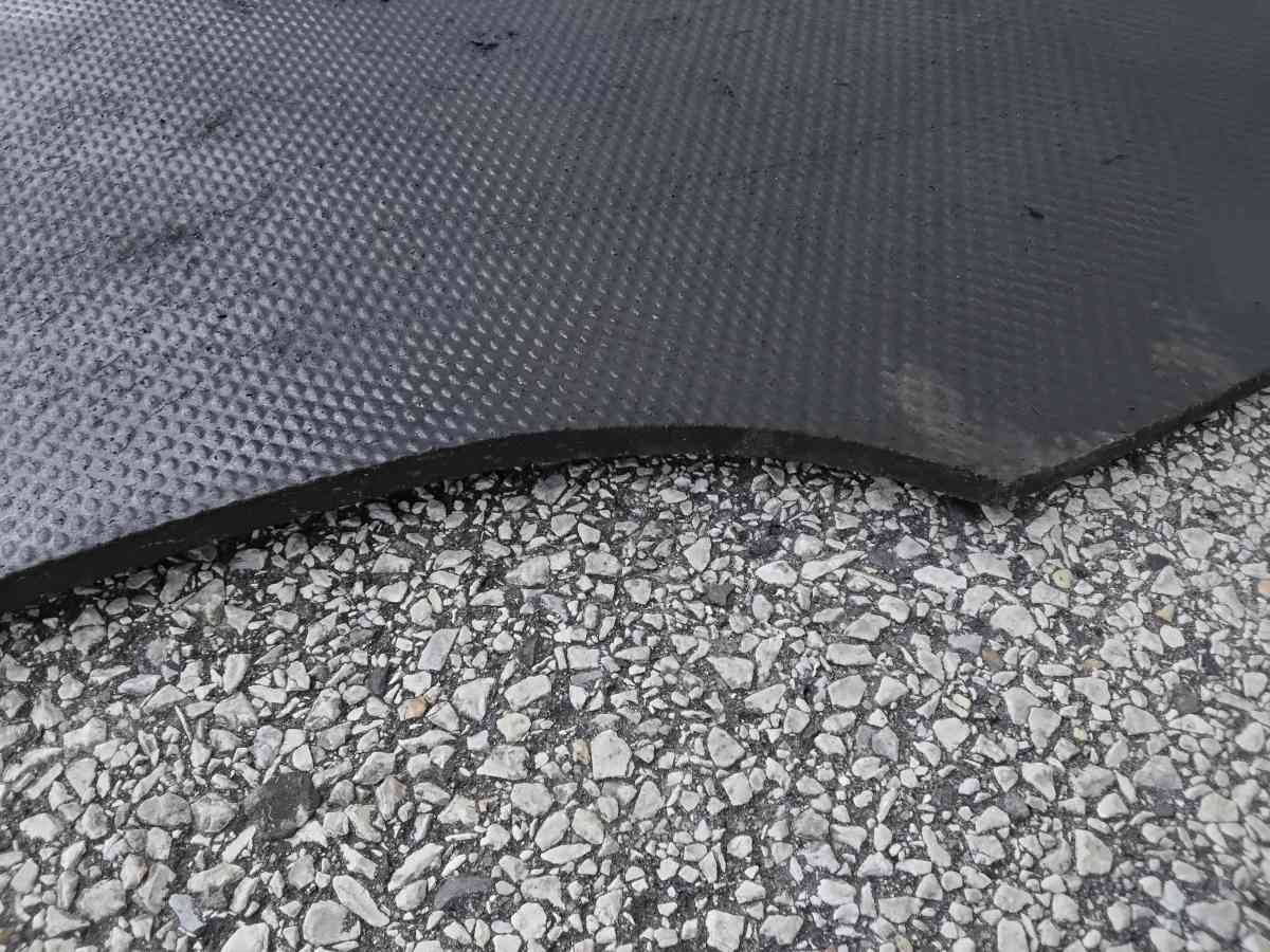 Nice Black 2006 Chevy Colorado Truck bed Mat 6 X 4 OEM