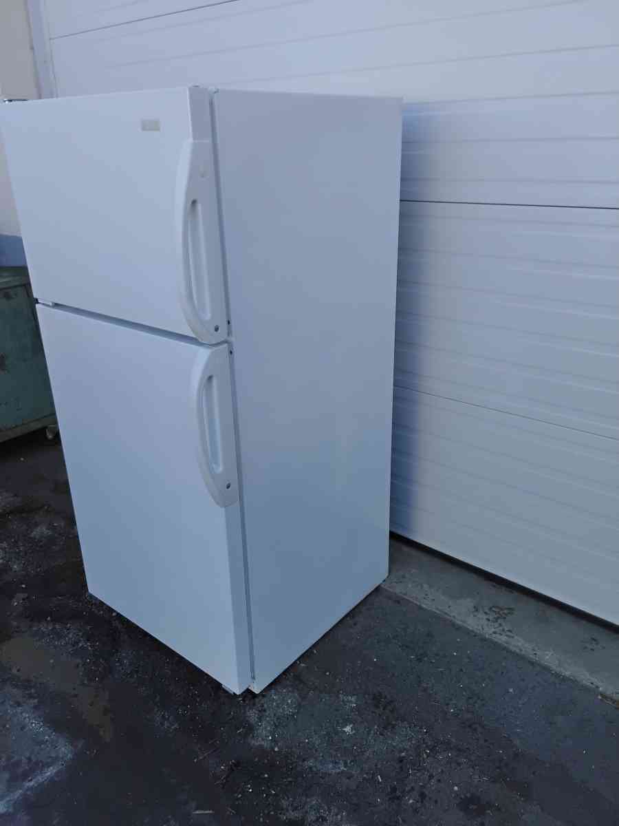 Magic Chef Refrigerator and Freezer Apartment Size Like New