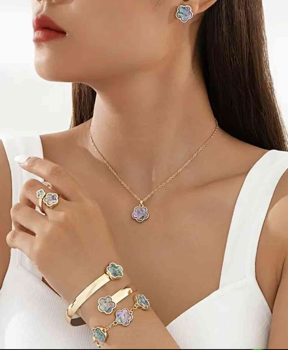 Elegant 4 Piece Pendant