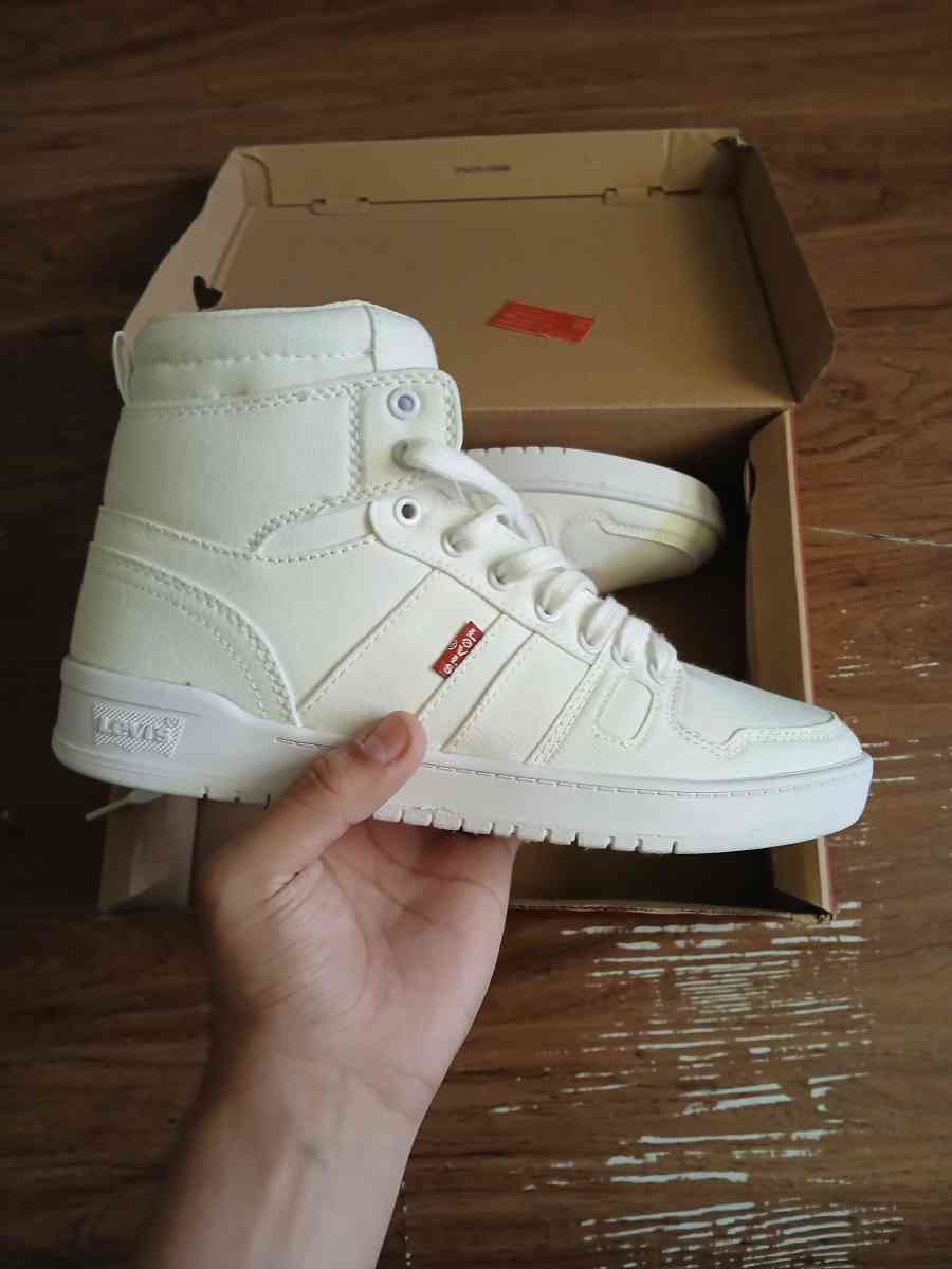 woman levi shoes