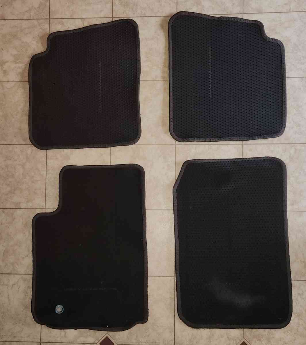 Ford Explorer carpeted floor mats