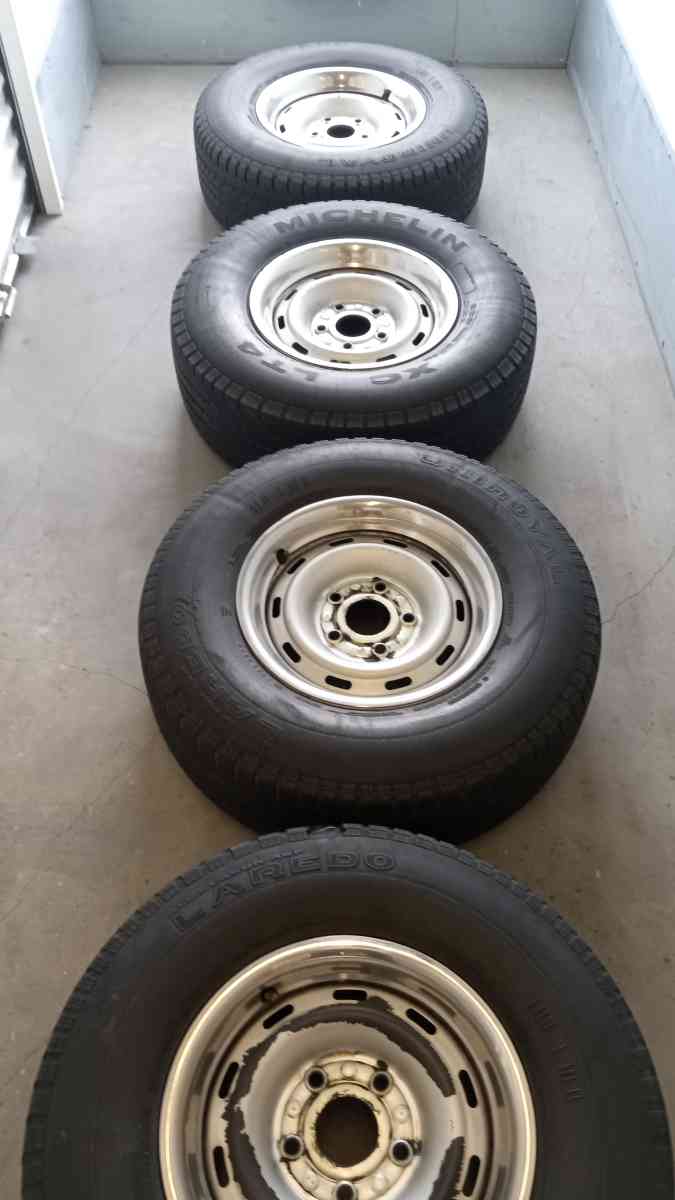 the set of 4 tires and wheels R 16 for DOdge ram 17