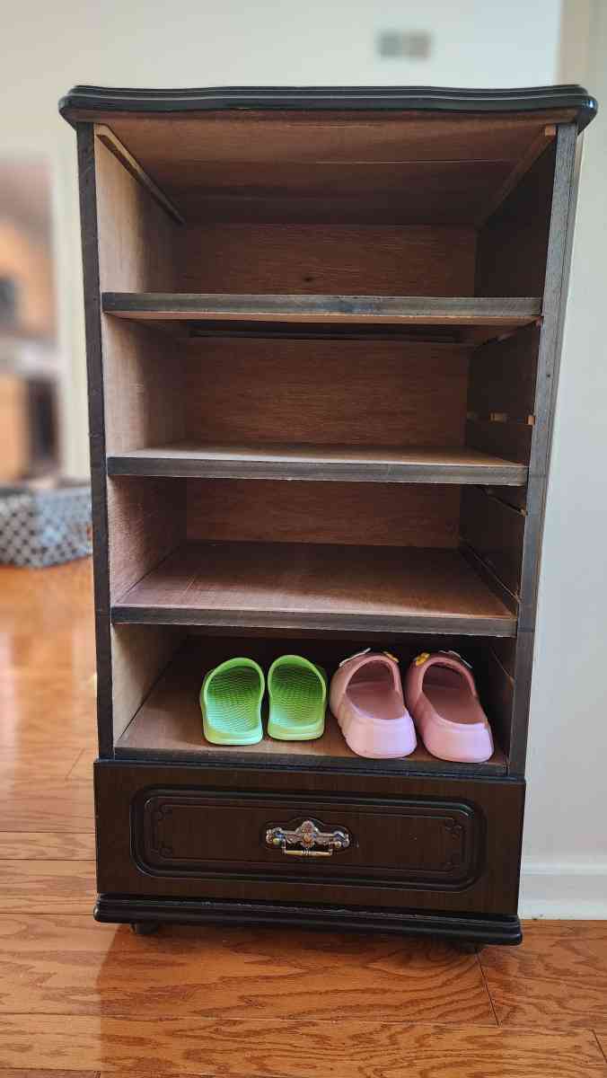 Shoe cabinet