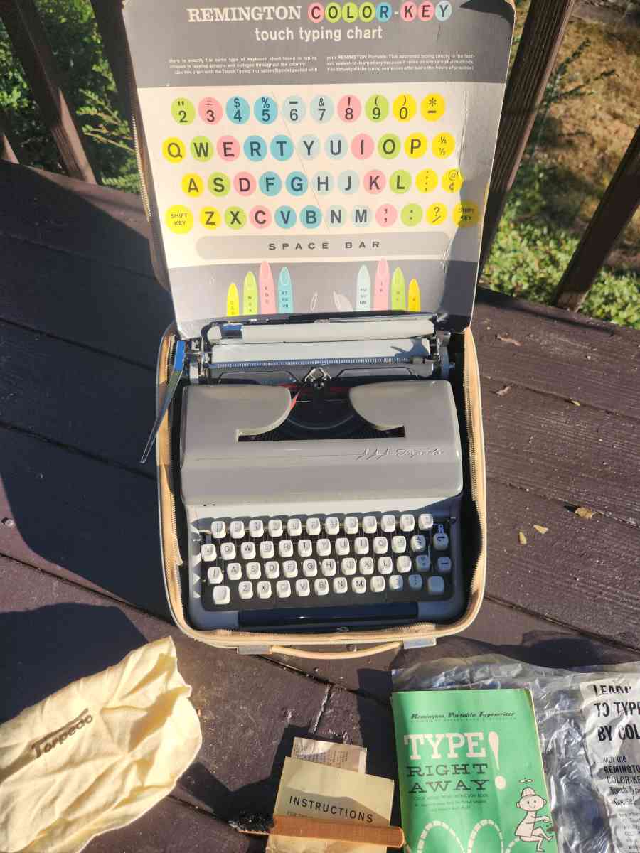 Vintage 1960 Torpedo Typewriter
