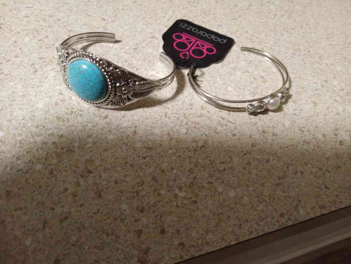 Necklace and earrings set bracelets