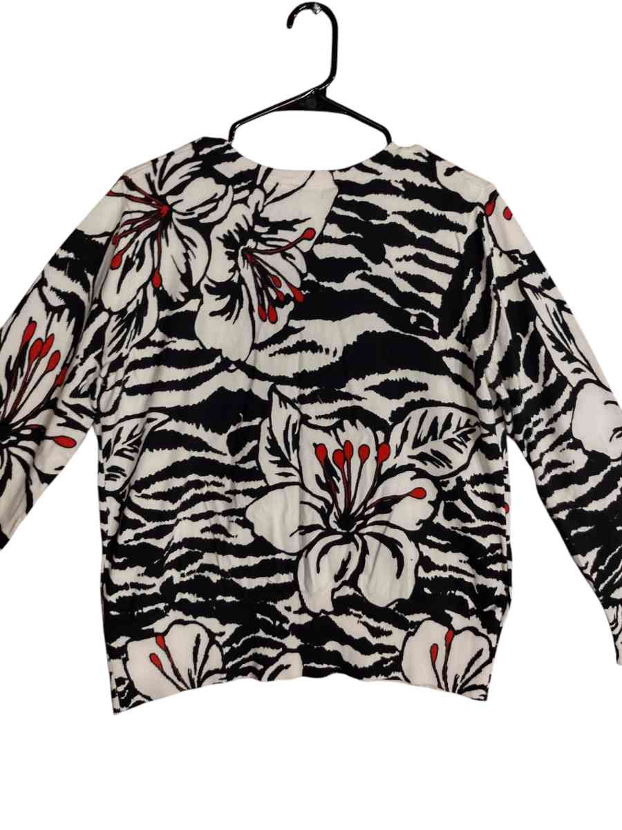 Carole little black and white flower design jacket size 1x