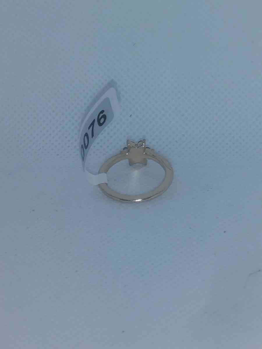 White Flower Chic Rhinestone Ring