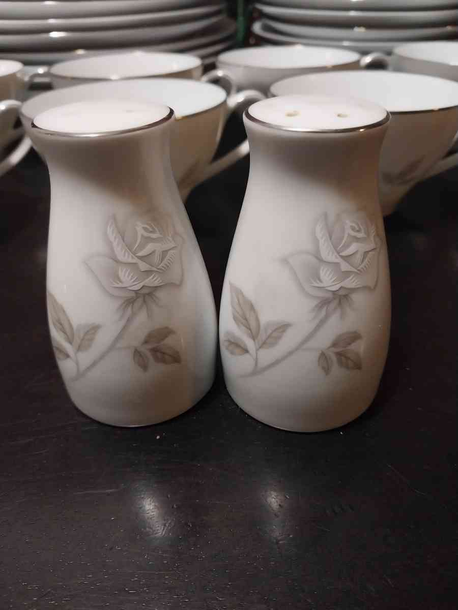 Noritake china Dinner set