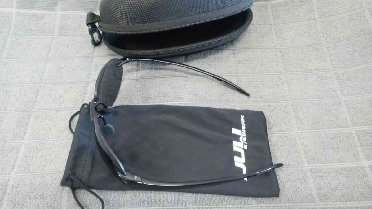 the sunglasses type aviator 58 m