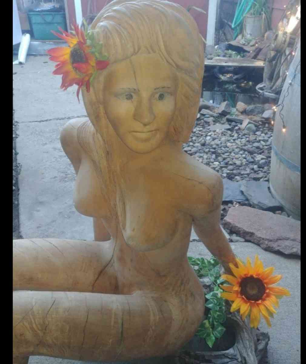 lifesize hand  chainsaw wood woman