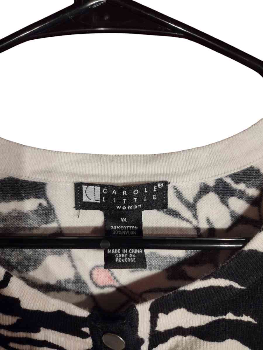 Carole little black and white flower design jacket size 1x