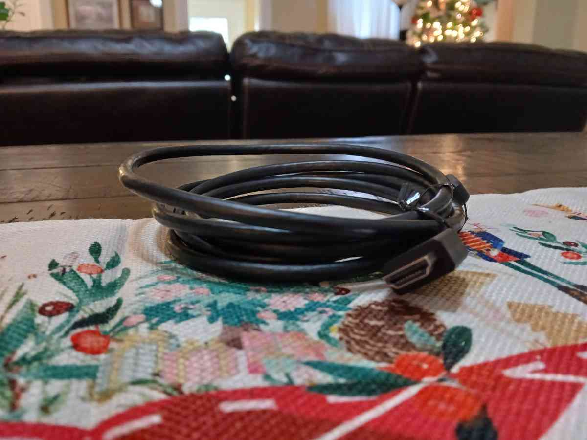 HDMI cable 5feet used like new