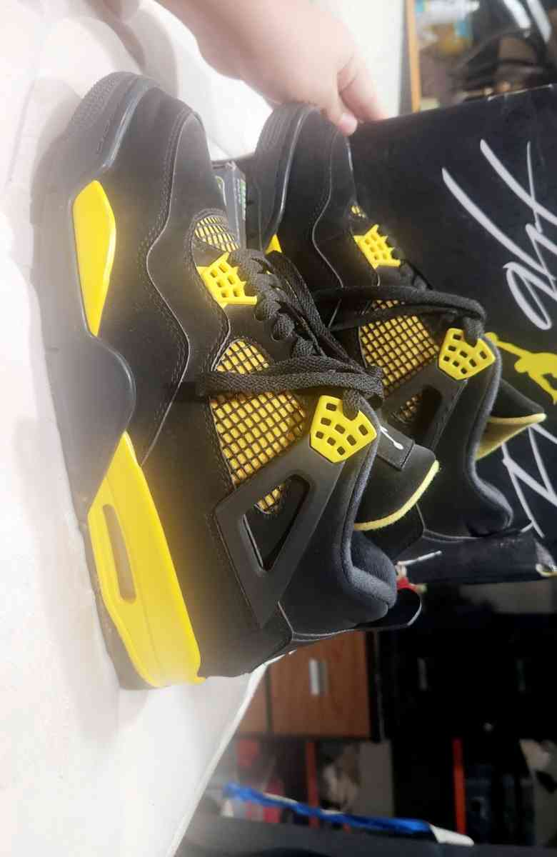 Jordan retro 4 yellow