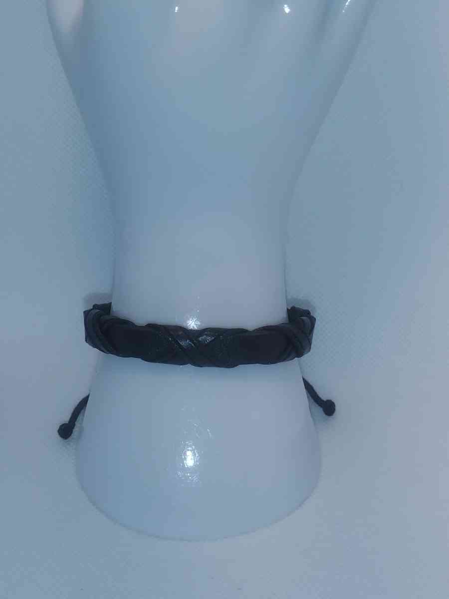 Faux Leather Bracelet criss cross black
