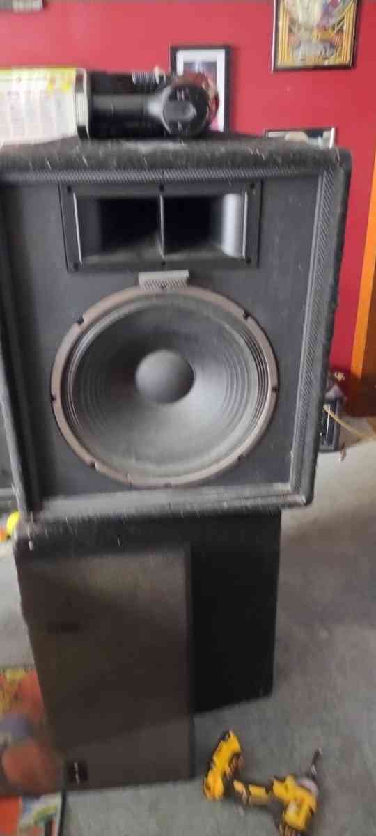 Pair of Fender 115xp powered speakera