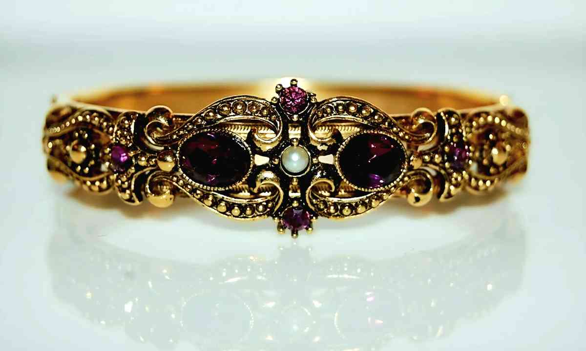 AV0N Vntg 1974 Queensbury Bracelet