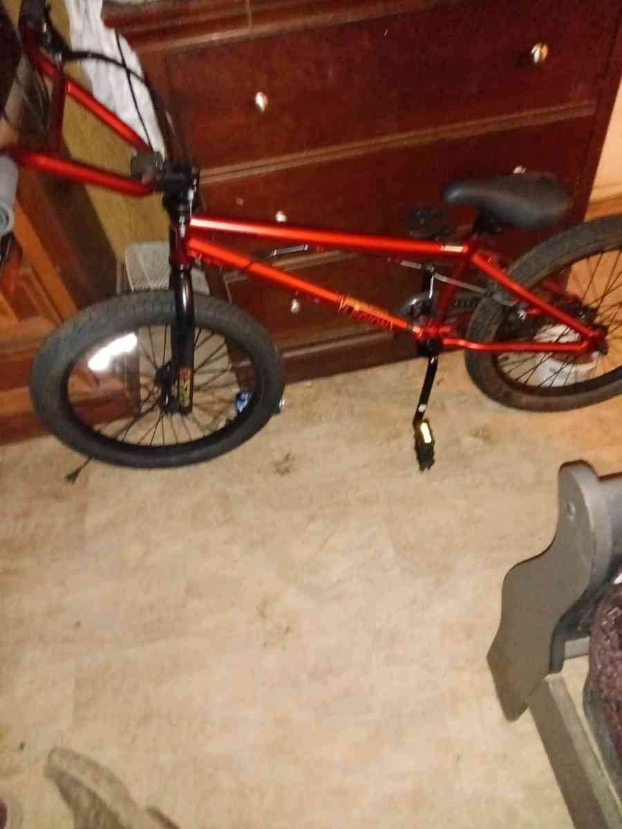 estoy vendiendo esta visiquleta esta nueva