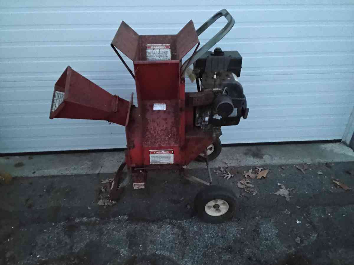Nice Tomahawk Chipper and Shredder OEM Like New