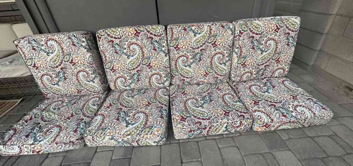 8 BRAND NEW Outdoor Cushions set of 4