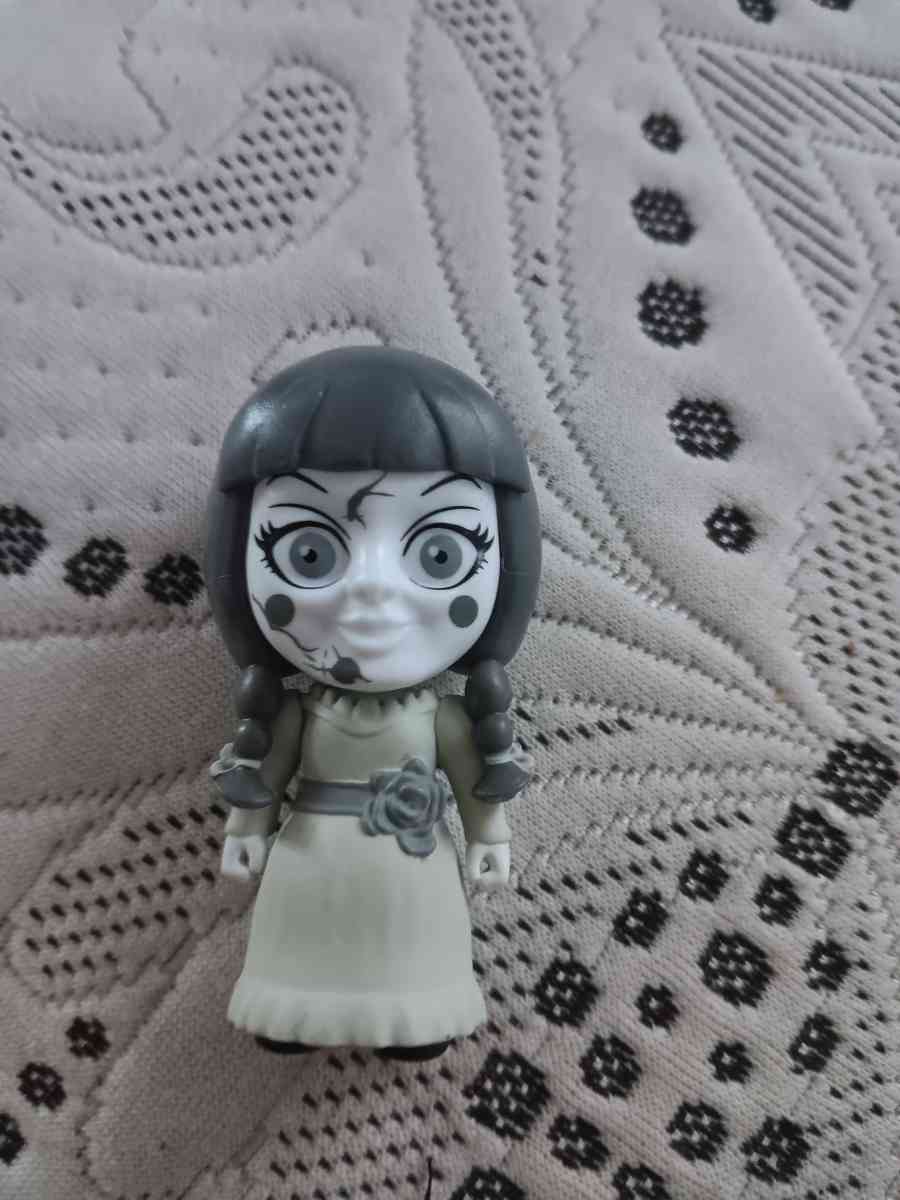 lost stand white Annabelle horror mini figure good condition