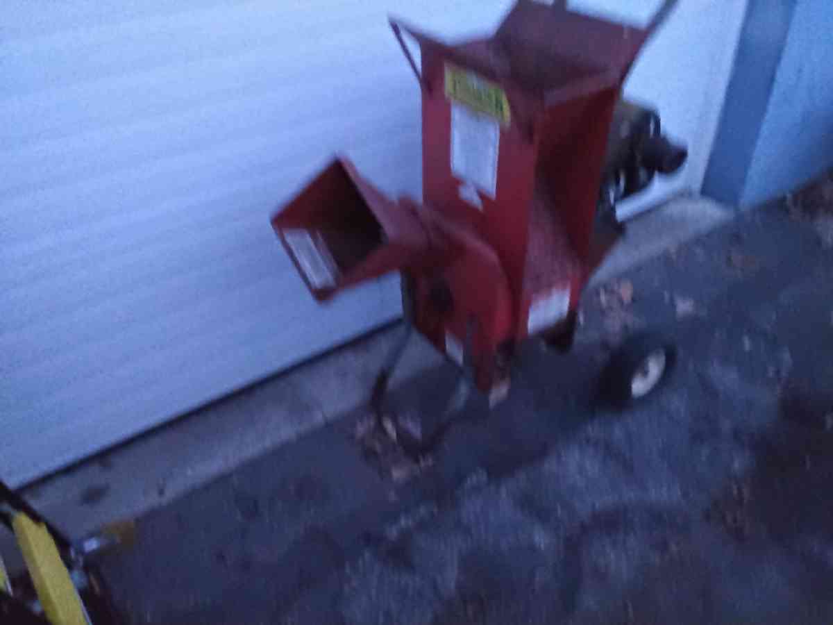 Nice Tomahawk Chipper and Shredder OEM Like New