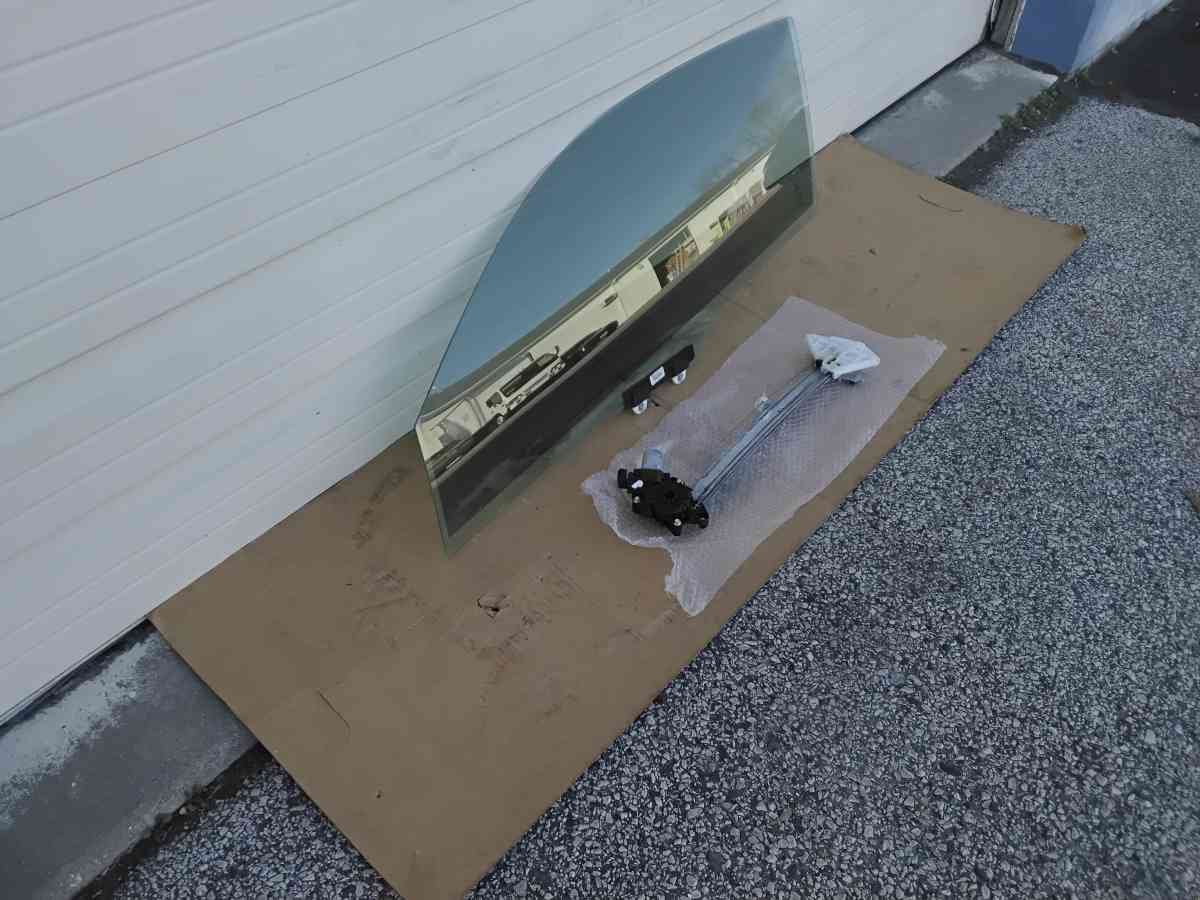 2018 Honda Civic Left Front Door Glass and Window Regulator