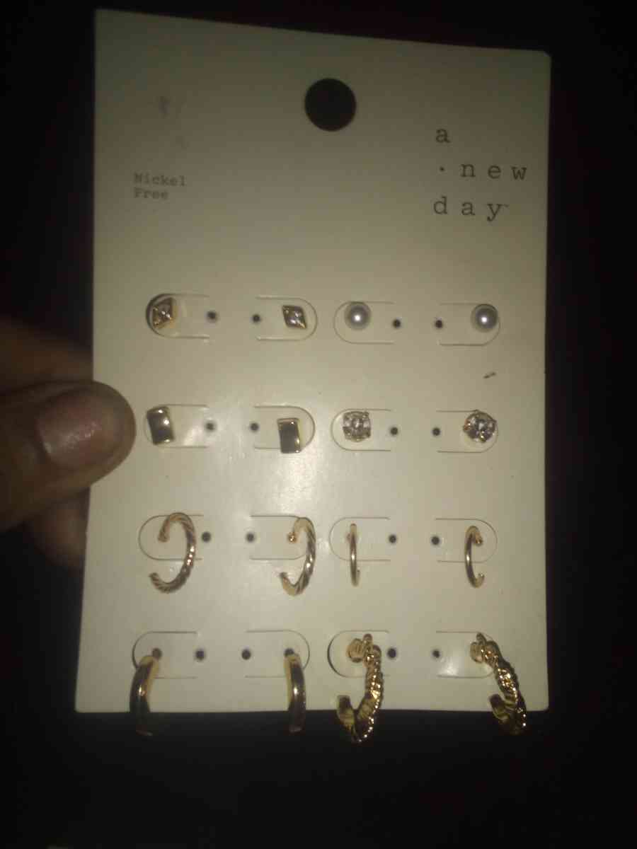 Assorted womans Jewelry