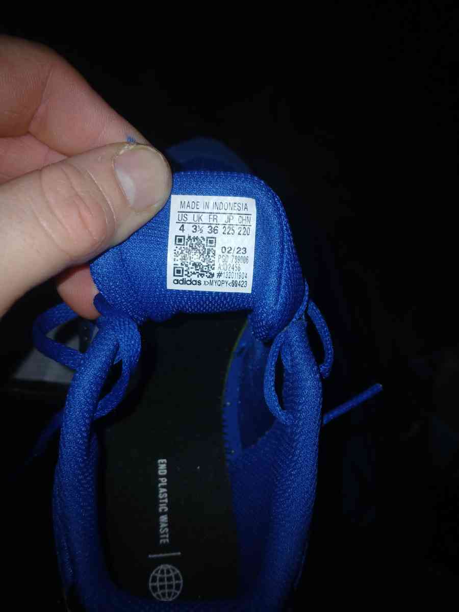 Adidas boys shoes size 5 like brand new