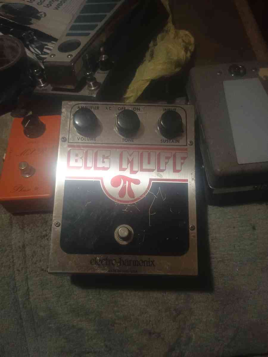 Electro harmonic Big Muff Amplifercontrol and button on it