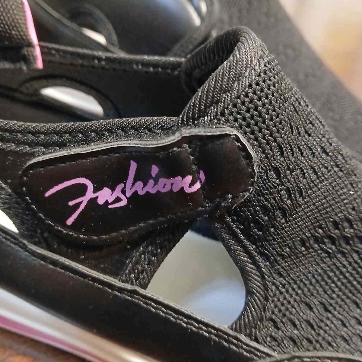 Fashion Black slipon shoes with pink accents Size 8