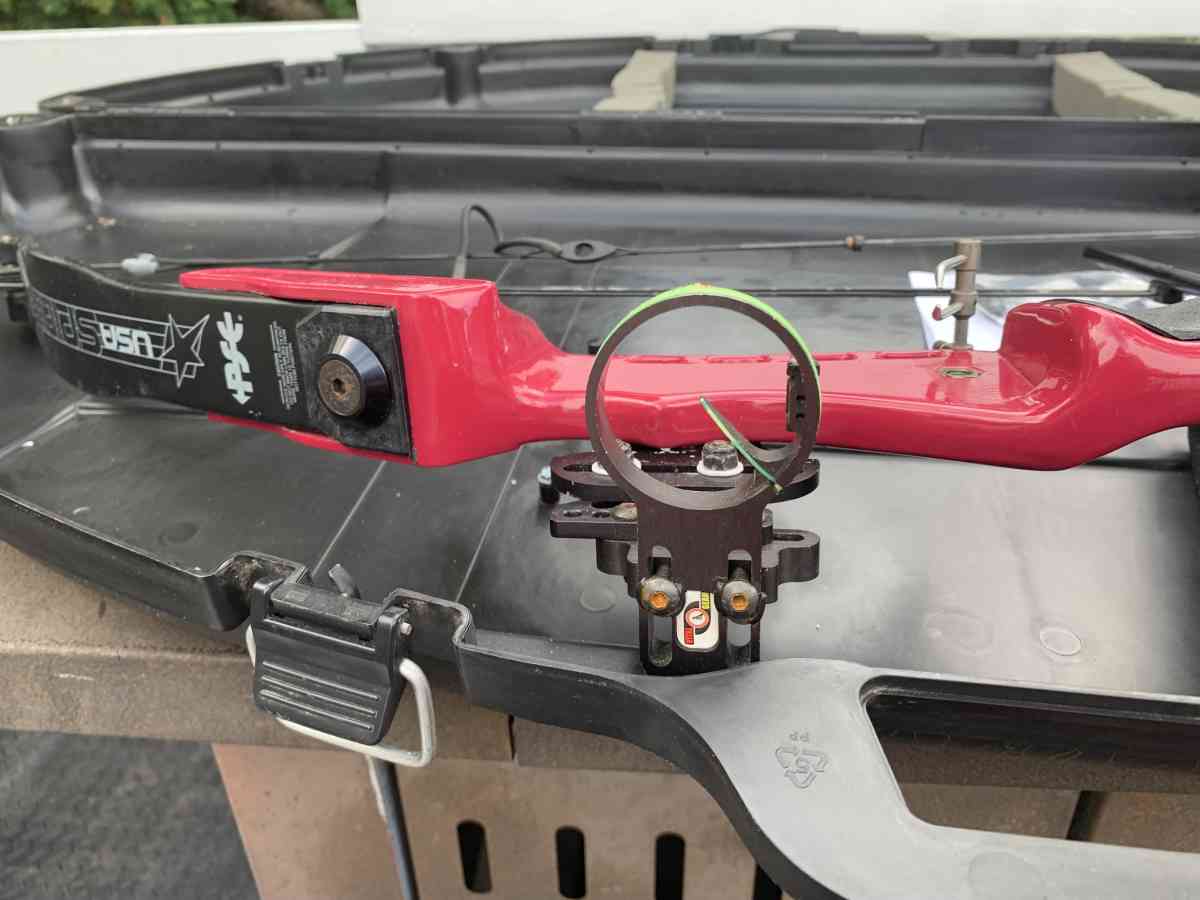 spirit compound bow with case really good condition