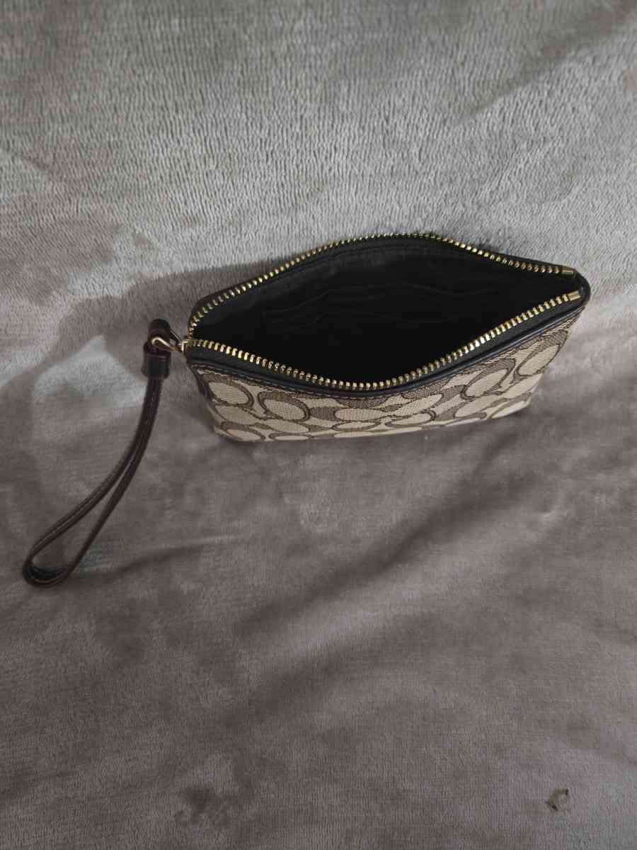 COACH CORNER ZIP WRISTLET IN SINATURE CANVAS KHAKI BROWN F58