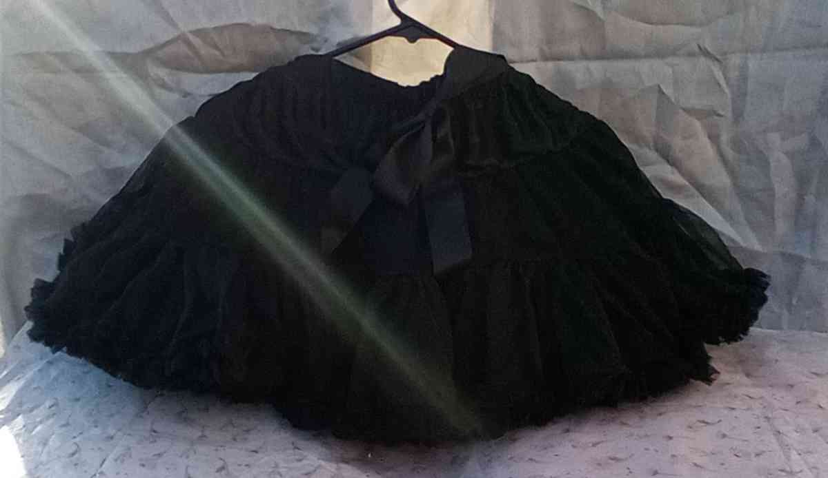 4 to 5yrs Black TuTu Pettiskrt NWT Button Cinchers