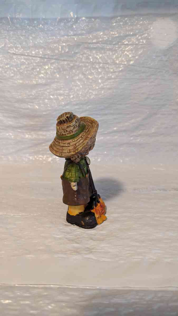 Resin Bobble Head Scarecrow Girl Raking Fall Leaves Figurine