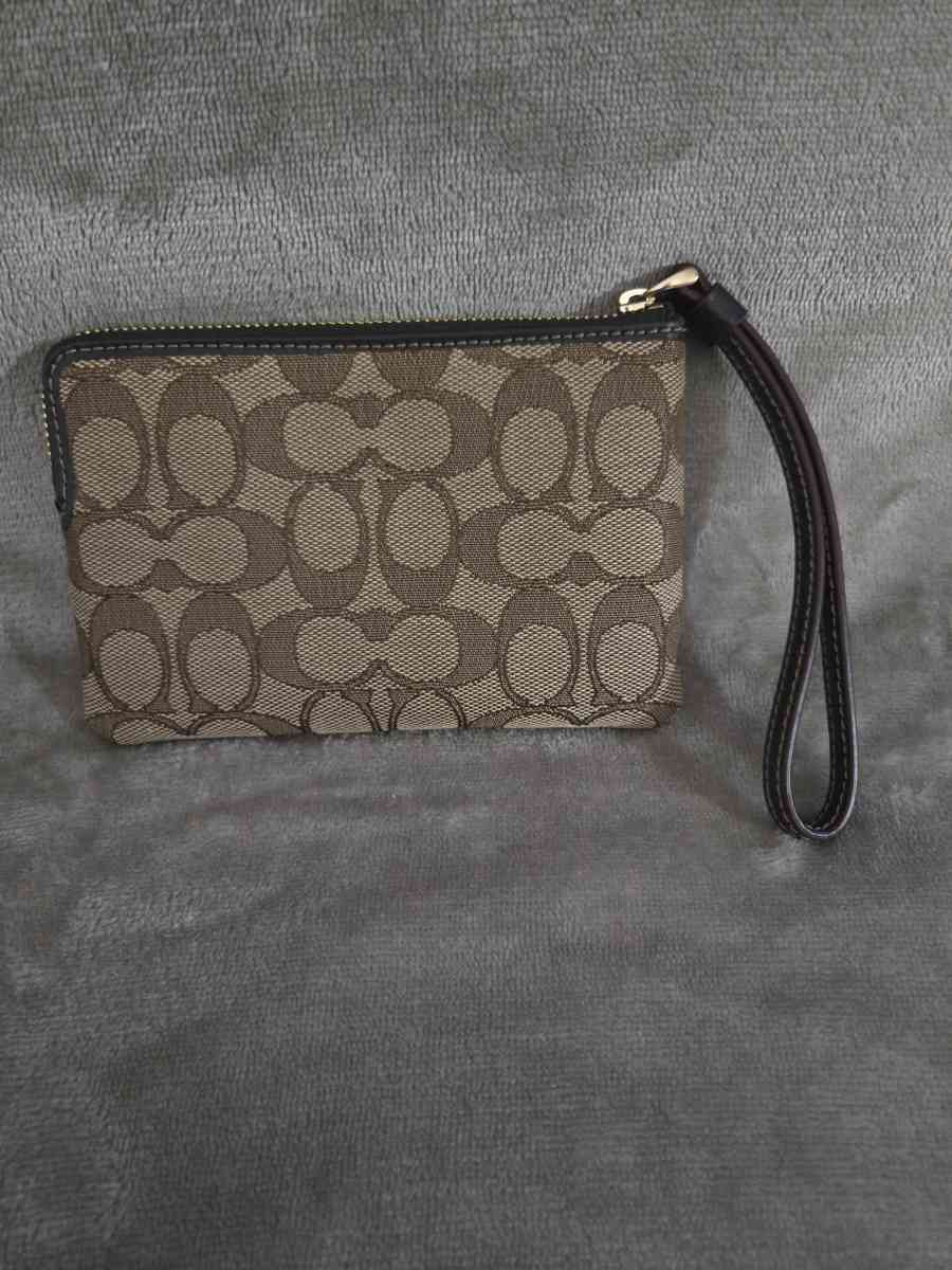 COACH CORNER ZIP WRISTLET IN SINATURE CANVAS KHAKI BROWN F58